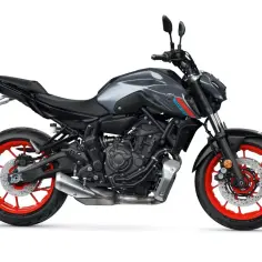Szary motocykl Yamaha MT-07 z czerwonymi felgami. Jego lekka konstrukcja i zwinność sprawiają, że **yamaha mt 07 waga** jest idealna do miasta.