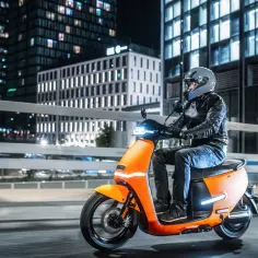 Czy motorowerem można jeździć po ścieżce rowerowej? Sprawdź przepisy!