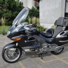 Ciemnoszary motocykl turystyczny BMW K1200LT z dużym przednim wiatrochronem i wygodnym siedzeniem, gotowy na podróż po Polsce.