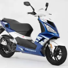 Niebiesko-biały skuter Peugeot Speedfight 3, jeden z najbardziej bezawaryjnych skuterów 50.