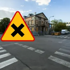 Ostrzeżenie przed skrzyżowaniami równorzędnymi. Uważaj na ruch pieszych i pojazdów na tym ruchliwym skrzyżowaniu.