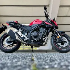 Czerwono-czarny motocykl Honda CB 500 Hornet, gotowy do jazdy. Sprawdź honda cb 500 dane techniczne i poczuj moc!