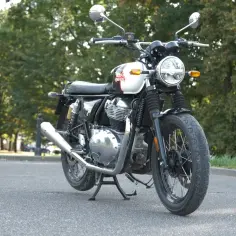 Klasyczny Royal Enfield Interceptor 650 na tle zieleni.
