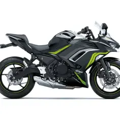 Czarny motocykl Kawasaki Ninja 650 z zielonymi akcentami. Poznaj jego dane techniczne i poczuj moc!