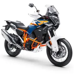 Pomarańczowy stelaż i niebiesko-białe malowanie podkreślają terenowy charakter motocykla KTM 1290 Super Adventure. Gotowy na każdą przygodę!