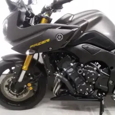 Ciemnoszary motocykl Yamaha FZ8 z żółtym napisem "FAZER" na owiewce. Widoczny silnik, przednie zawieszenie i koło.