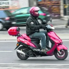 Czy karta rowerowa uprawnia do jazdy motorowerem? Sprawdź to teraz!