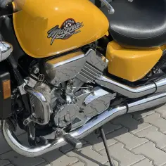 Żółty motocykl Honda Magna z chromowanymi elementami. Idealny na kredyt, honda finansowanie ułatwi Ci jazdę.