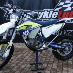 Husqvarna 450 dane techniczne: potężny motocykl enduro na stojaku, gotowy do akcji.