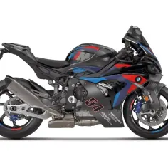 Czarny motocykl sportowy BMW M1000RR z czerwono-niebieskimi akcentami i numerem 54.