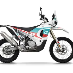 Biało-niebiesko-czerwony motocykl Kove 450 Rally gotowy na przygodę.
