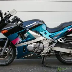 Kawasaki ZZR 600 sport-touring z lat 90. w kolorze czarno-niebieskim z grafiką.