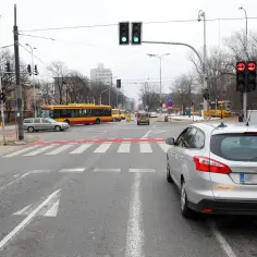 Skrzyżowanie z sygnalizacją świetlną, pasami dla pieszych i ruchem autobusów.