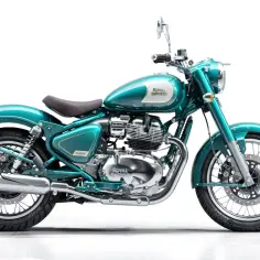 Turkusowy Royal Enfield Classic 650 z chromowanymi elementami i brązowym siedzeniem, gotowy na klasyczną podróż.