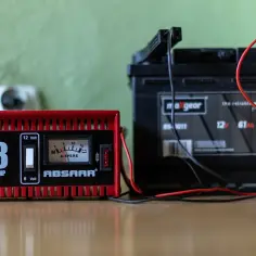 Jakim prądem ładować akumulator motocyklowy, aby uniknąć uszkodzeń?