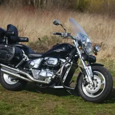 Czarny motocykl Suzuki Intruder Marauder z sakwami i oparciem, gotowy na wyprawę.