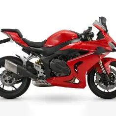 Czerwony motocykl sportowy z potężnym silnikiem, gotowy do wyścigów.