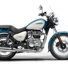 Elegancki motocykl Royal Enfield Meteor 350 w kolorze kremowo-niebieskim, gotowy na przygodę.