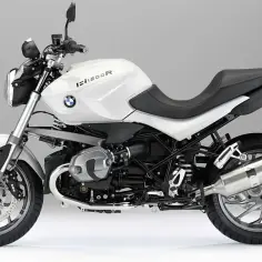 Biały motocykl BMW R1200R z czarnym siedzeniem i detalami, gotowy na każdą drogę.