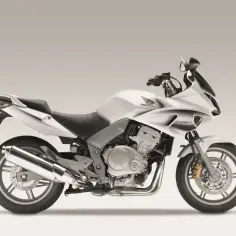 Srebrny motocykl Honda CBF 1000 z czarnym siedzeniem i przyciemnianą szybką.