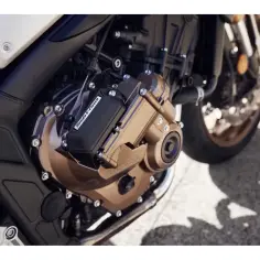 Silnik Hondy CB650R z technologią E-Clutch. Miedziana obudowa i czarne detale.