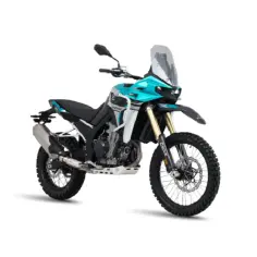 Turkusowy motocykl Kove 800X Rally gotowy na przygodę.