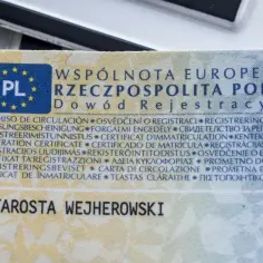 Zgubienie dowodu rejestracyjnego to problem. Na zdjęciu fragment dokumentu z pieczątką "STAROSTA WEJHEROWSKI".