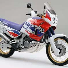 Honda Africa Twin 750 w kultowych barwach. Ten motocykl to marzenie każdego podróżnika, gotowy na przygodę.