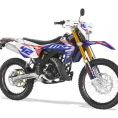 Sportowy motorower z numerem 42 na białym tle, ozdobiony niebiesko-czerwonymi akcentami. Idealny do terenowej jazdy, ta karta motorowerowa zachwyca wyglądem.
