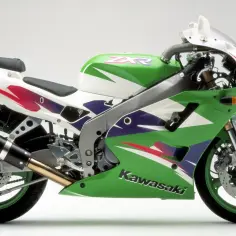 Zielony motocykl Kawasaki zx4rr z białymi i fioletowymi akcentami, gotowy do wyścigu.