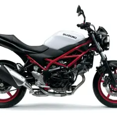 Biały motocykl Suzuki SV 650 z czerwonym stelażem i felgami. Poznaj jego dane techniczne i możliwości.
