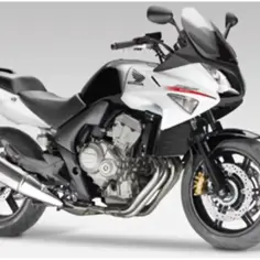 Motocykl Honda CBF 600 w kolorze białym i czarnym, z owiewką.