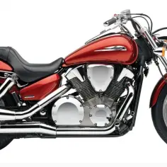 Błyszczący, czerwony motocykl Honda VTX 1300 z chromowanymi elementami i potężnym silnikiem.
