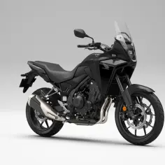 Czarny motocykl Honda NX 500 z przyciemnianą szybą, gotowy na przygodę.