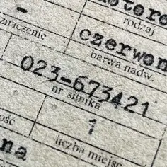 Stary dokument z numerem silnika 023-673421. Obok widnieje napis "czerwony".