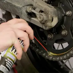 Jak zakuć łańcuch motocyklowy i uniknąć problemów z jego trwałością