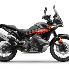 Czarny motocykl KTM Adventure 790 z pomarańczowymi akcentami, gotowy na każdą przygodę.