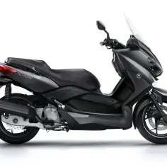 Czarny skuter Yamaha X-MAX 125, gotowy do osiągnięcia swojej prędkości maksymalnej.