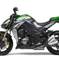 Srebrno-zielony Kawasaki Z1000, sportowy motocykl z ostrymi liniami i mocnym silnikiem, gotowy na drogę.
