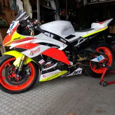 Wyścigowy motocykl Yamaha R6 w barwach Moranski Racing. Poznaj yamaha r6 dane techniczne tego sportowego potwora.