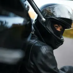 Jakie słuchawki do kasku motocyklowego wybrać, by nie żałować?