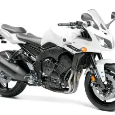 Biały motocykl Yamaha FZ1 z czarnymi akcentami, gotowy do drogi.