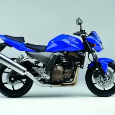 Niebieski motocykl Kawasaki Z750, idealny do miasta. Poznaj jego kawasaki z750 dane techniczne.
