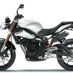 Biały motocykl Triumph Speed Triple 125 z czarnym siedzeniem i wydechem, gotowy na miejskie wyzwania.