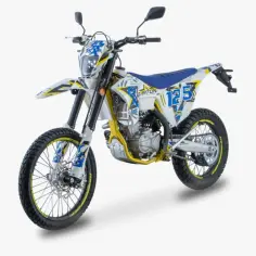 Biały motocykl enduro 125 z homologacją, ozdobiony niebiesko-żółtymi grafikami. Gotowy na przygodę!