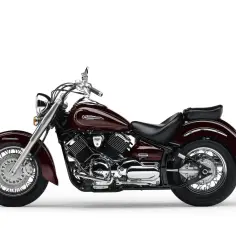 Ciemnobordowy motocykl Yamaha Drag Star 1100, klasyczny cruiser. Dane techniczne tego modelu są imponujące.