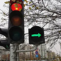 Sygnalizacja świetlna: czerwone światło na górze, zielona strzałka w prawo. Unikaj kolizyjnych sytuacji na drodze.