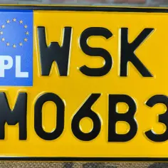 Żółta tablica rejestracyjna z oznaczeniem PL i numerem WSK MO6B3.