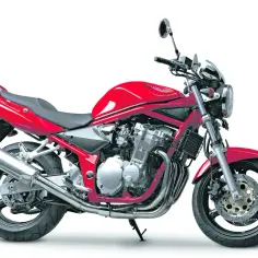 Czerwony motocykl Suzuki Bandit 600, z widocznym silnikiem i układem wydechowym. Idealny do miasta i na trasę, jego suzuki bandit 600 dane techniczne są imponujące.
