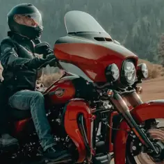 Para na motocyklu 600 na kat B przemierza malowniczą trasę.